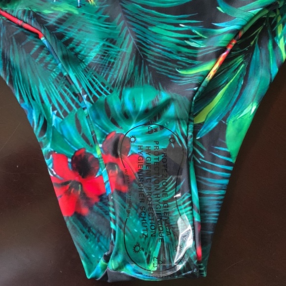 Bathing suite - Picture 3 of 4